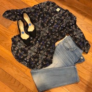 5 for $25 SALE 💙🖤 Fun Floral Top 🖤💙